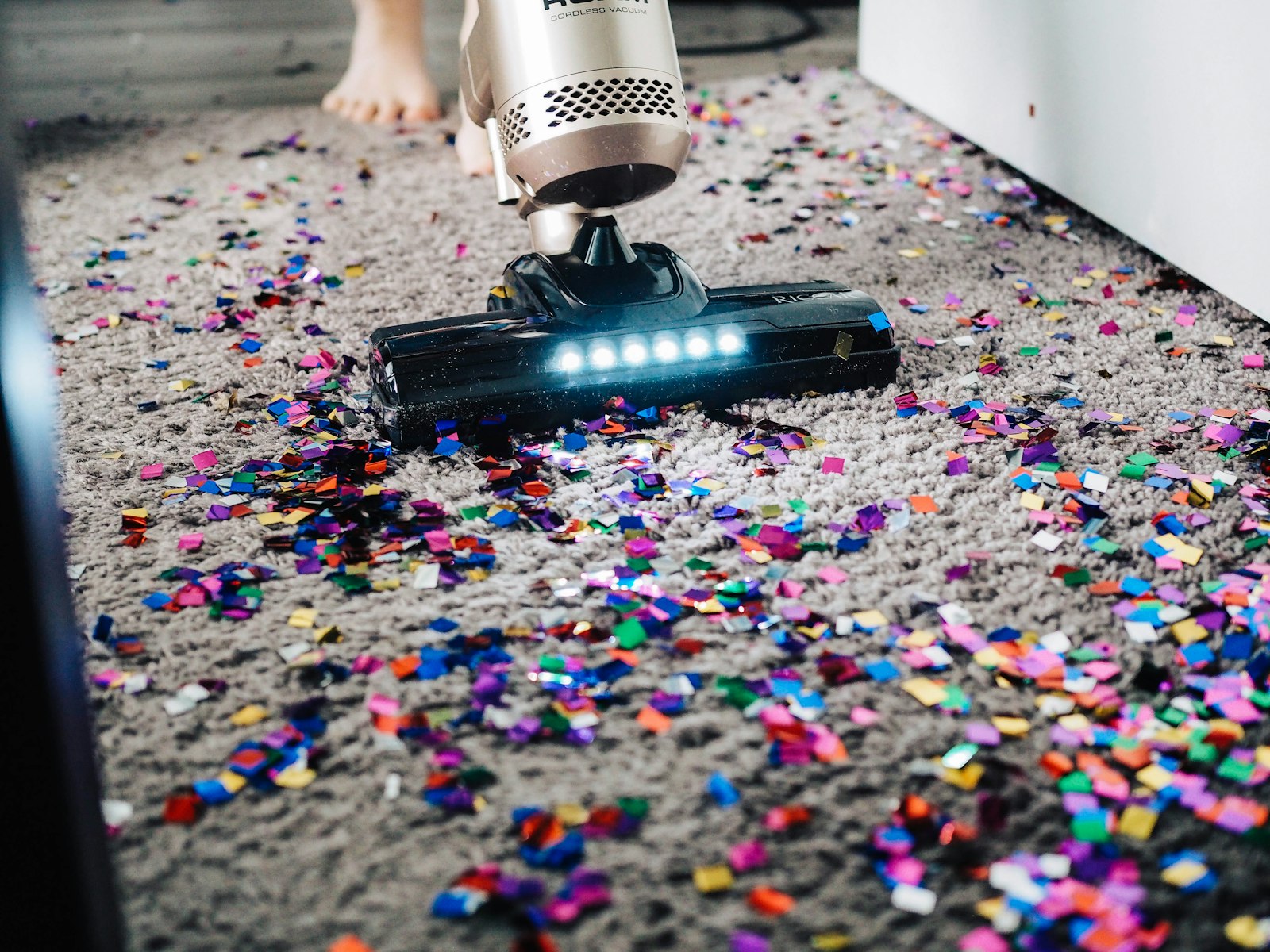 Menyedot karpet dengan vacuum cleaner saat bersih-bersih rumah