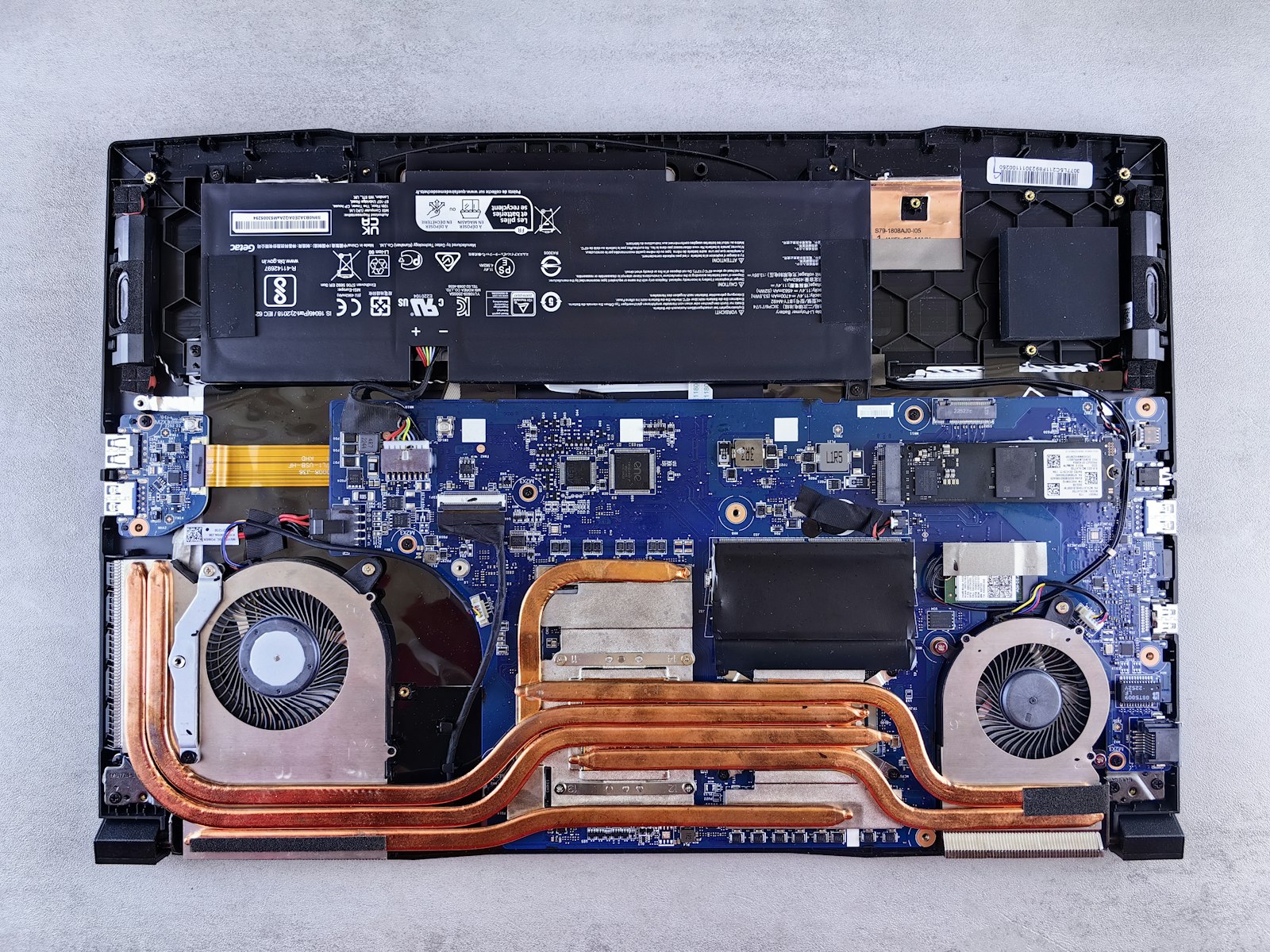 Laptop bekas di atas meja kerja untuk kebutuhan kerja