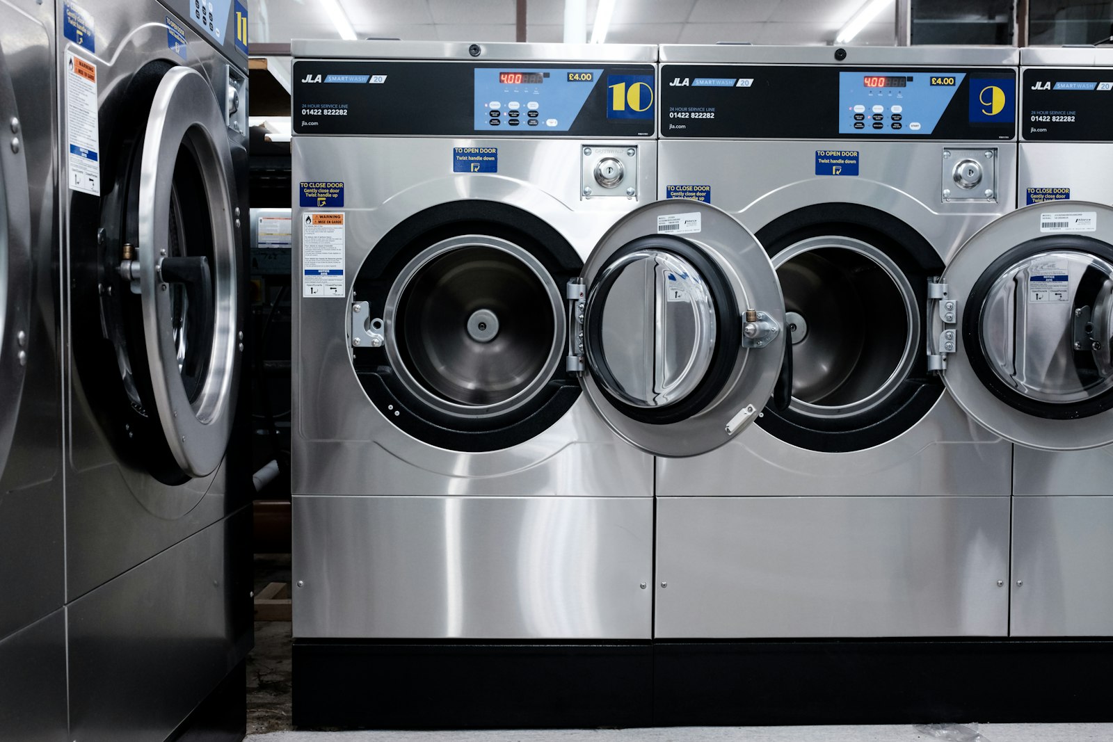 Mesin cuci front loading putih di ruang cuci rumah